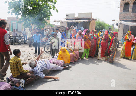 Route de blocage des manifestants qui protestaient pour l'approvisionnement en eau ; ; ; l'Inde Rajasthan Jodhpur Banque D'Images