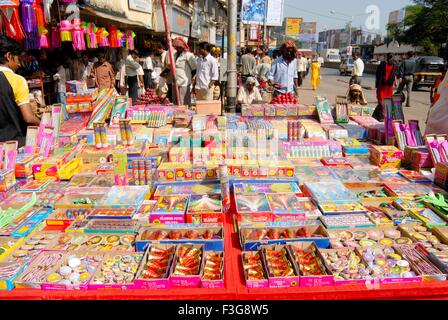 Différents types de lanternes colorées et de pétards conservés pour vendre ; Diwali Festival deepawali ; Bombay Mumbai Banque D'Images