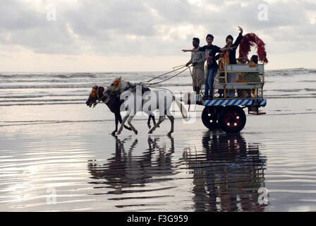 Une famille bénéficiant d'un char monter sur la plage ;# 342 MNGSR Banque D'Images