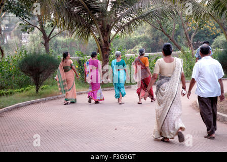 Les gens marchent, les hommes marchent le matin, Joggeurs Park, carter Road, Bandra, Bombay, Mumbai, Maharashtra, Inde, Asie Banque D'Images