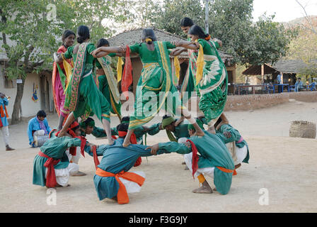 Communauté Dang Gujarati danseuse de Shilpgram ; Udaipur Rajasthan ; Inde ; Banque D'Images