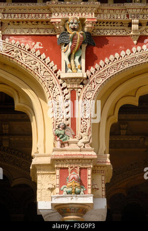 Fermer la vue d'un magnifique travail de stuc au Palais Thirumalai Nayak style mauresques Indo à Madurai Tamil Nadu ; Banque D'Images