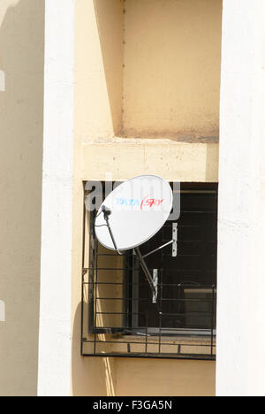 Antenne parabolique de TATA Sky fixé à la fenêtre ; grill ; Borivali Bombay Mumbai Maharashtra ; Inde ; Banque D'Images