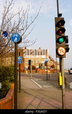 Signal de la circulation sur la route ; Londres ; Harrow Royaume-uni Royaume-Uni Angleterre Banque D'Images