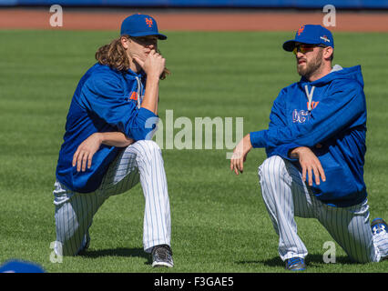 New York, NY, USA. 6 octobre, 2015. Mets de New York le lanceur partant JACOB DEGROM (48), gauche et Mets de New York le lanceur partant JONATHON NIESE (49 cours) Mets de New York pratique, Citi Field, le Mardi, Octobre 6, 2015. Credit : Bryan Smith/ZUMA/Alamy Fil Live News Banque D'Images