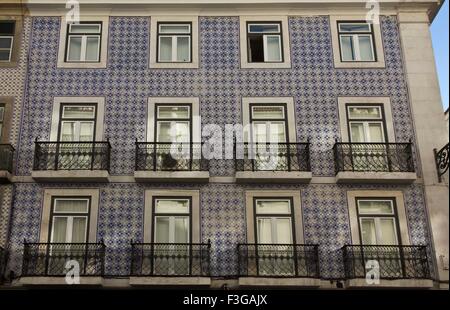 Lisbonne, Portugal - 23 octobre 2014 : façade traditionnelle portugaise, couverts d'azulejos carreaux bleus. Lisbon Banque D'Images