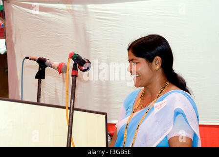 Le chef de groupe d'auto-assistance en fonction de la parole donnant à Nere Village ; Taluka Panvel ; Maharashtra, Inde Banque D'Images