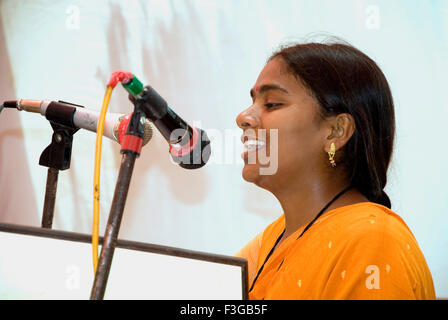 Groupe d'entraide de femmes Adivasi discours donnant en fonction à Nere village ; Taluka Panvel ; Maharashtra, Inde Banque D'Images