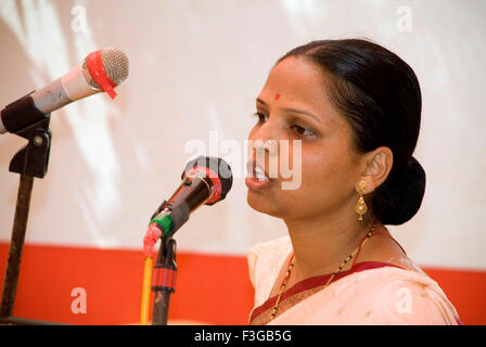 Groupe d'entraide des femmes donnant discours en fonction à Nere village ; Taluka Panvel Maharashtra ; Inde ; Banque D'Images