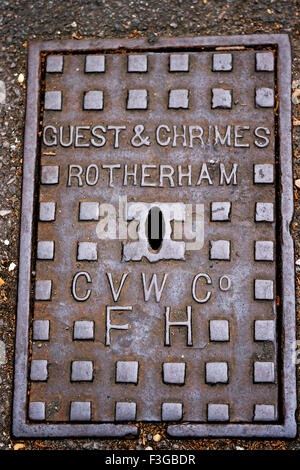 Trou d'homme, couverture de trou d'homme, couverture d'égout, couverture de trou d'homme en fonte, Londres, Angleterre, Royaume-Uni, Royaume-Uni Banque D'Images