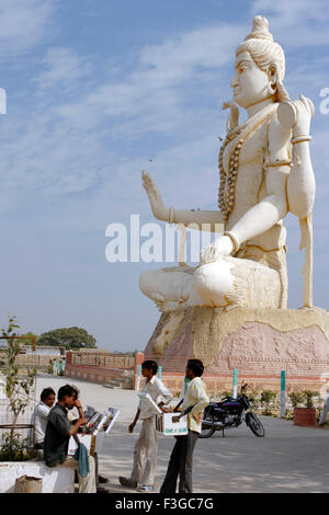 Statue blanche de seigneur Shiva à nageshwar temple à dwarka district ; ; ; Gujarat India Jamnagar Banque D'Images