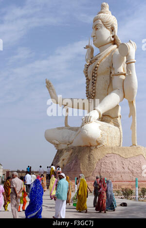 Statue blanche de seigneur Shiva à nageshwar temple à dwarka district ; ; ; Gujarat India Jamnagar Banque D'Images