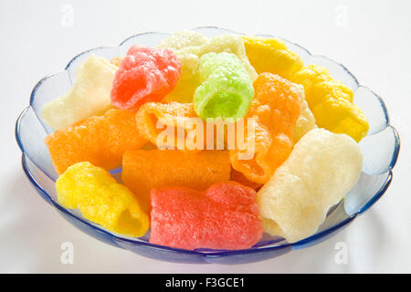 La nourriture indienne Papad Poppadoms les formes rondes sont faites avec la couleur du riz farines servi rôtis ou frits dans l'huile Banque D'Images