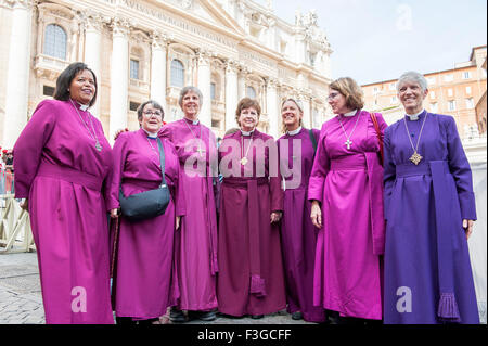 La cité du Vatican. 7 Oct, 2015. Les membres du clergé de l'église épiscopale des États-Unis au cours de l'audience générale hebdomadaire le Pape François sur la Place Saint Pierre au Vatican, mercredi, Octobre 7, 2015. Credit : Massimo Valicchia/Alamy Live News. Banque D'Images