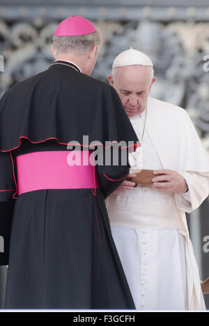 La cité du Vatican. 7 Oct, 2015. Pape Francis parle avec Georg Gänswein archevêque après la fin de l'audience générale hebdomadaire dans la place Saint Pierre. Credit : Massimo Valicchia/Alamy Live News. Banque D'Images