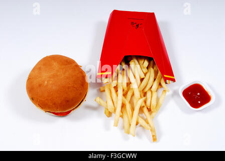 Burger frites et ketchup sur fond blanc Banque D'Images