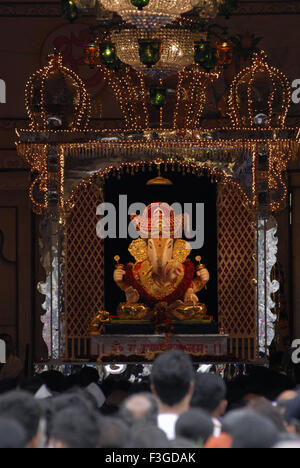 Idole de seigneur Ganesh ganpati de Dagdu Halwai Seth pendant le festival Ganesh ; Pune Maharashtra ; Inde ; Banque D'Images