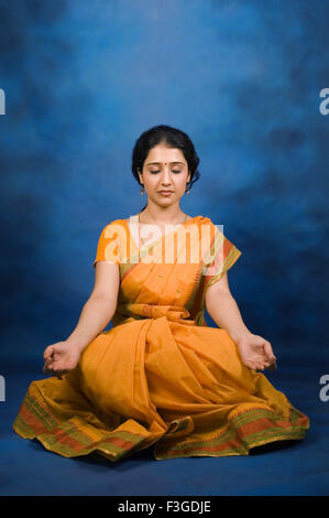 Femme assise position Lotus, Padmasana, méditation en saree, Inde, Asie, M.#690D Banque D'Images
