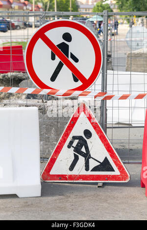 Travaux frontière avec des plaques de rue sur la clôture métallique. En construction routière, aucun moyen Banque D'Images