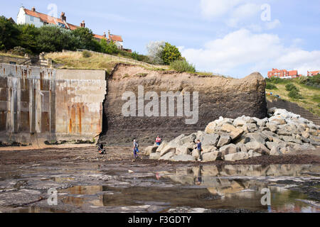 Une brèche dans la défense côtière à Robin Hood's Bay, North Yorkshire, Angleterre, Royaume-Uni Banque D'Images