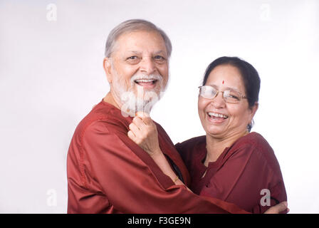 Vieux couple hugging époux épouse sur fond blanc M.# 733 Banque D'Images