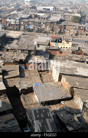 Bidonville Dharavi ou Jhopadpati les petites maisons dans la sale ; Bombay Mumbai, Maharashtra, Inde Banque D'Images