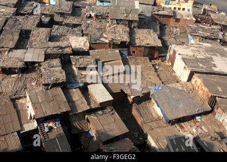 Bidonville Dharavi ou Jhopadpati les petites maisons dans la sale ; Bombay Mumbai, Maharashtra, Inde Banque D'Images