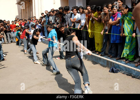 Jeu de l'Asie ; à la corde corde avec les arrachant à la main VJTI ; étudiant ; observation ; Bombay Mumbai Maharashtra Inde ; Banque D'Images