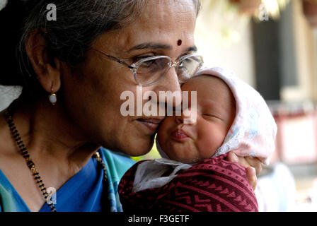 Grand-mère indienne baisers petit-fils nouveau-né enfant - M.# 364 smr - 123393 Banque D'Images