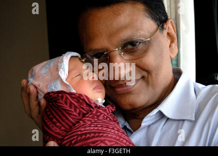 Les Indiens de l'Asie du Sud avec nouveau-né ; grand-père ; Bombay Mumbai Maharashtra ; Inde ; M. #  364 Banque D'Images