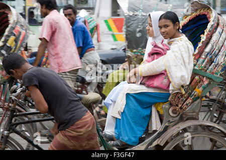 Cycle d'équitation homme pousse-pousse sur rue ; vieux ; Dhaka Bangladesh Banque D'Images