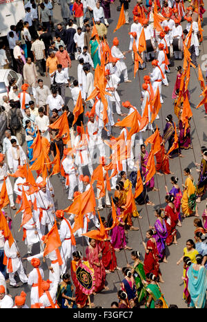 Guddi Padwa Maharashtrian festival nouvelle année mesdames et messieurs célébrant danse avec drapeau orange ; Bombay Mumbai Banque D'Images