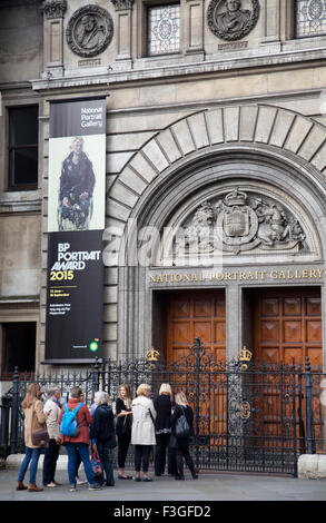 Attendre que les visiteurs de la National Portrait Gallery à Londres Royaume-Uni - ouvert Banque D'Images