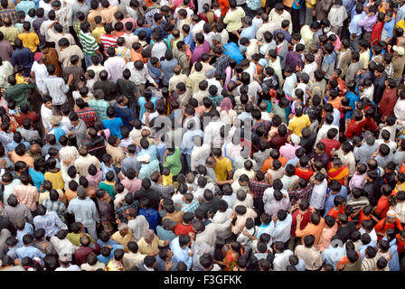 Route encombrée ; les gens se sont réunis pour voir dahi handi sur Govinda Gokul ashtami ; festival ; Bombay Mumbai Maharashtra Inde ; Banque D'Images