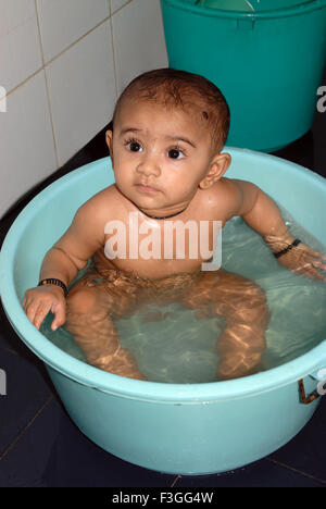 Bebe Fille Nu Indien Assis Dans Le Bain A Remous En Plastique L Inde M 152 Photo Stock Alamy