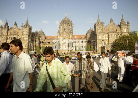 View of Victoria Terminus ou gare Chatrapati Shivaji de Bombay Mumbai , maharashtra ; Inde ; Banque D'Images