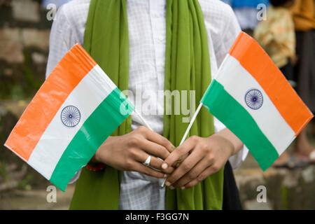 Boy holding deux drapeau tricolore indien part Independence Day celebration 15 août Village Delwara Udaipur Banque D'Images