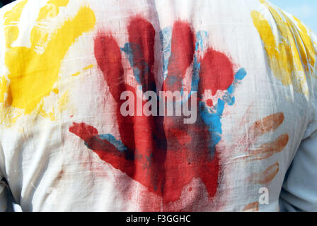 holi featival, imprimé main de paume rouge sur chemise blanche, inde, asie Banque D'Images