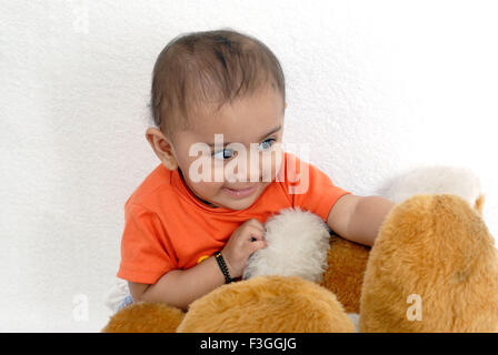 Bébé Garçon jouant avec des jouets mous M.# 152 Banque D'Images