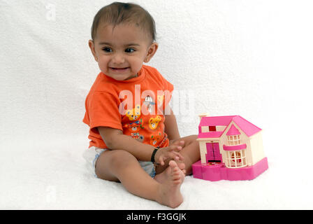 Baby Playing with toy house sur fond blanc Inde - M.# 152 Banque D'Images