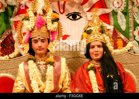 Personnage mythologique hindou ; Ramleela de Ramayan ; jouer le rôle de Ram et Sita festival Dussera dusera Banque D'Images