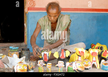 Man painting jouets ; Raghurajpur artiste appelé ; village célèbre pour faire Patta Chitras Jagannathpuri Bhubaneswar Orissa ; ; Banque D'Images