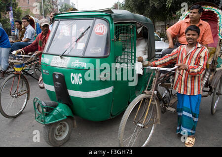 Scène de rue ; auto rickshaw GNC ; Bangladesh Dhaka ; tempo Banque D'Images