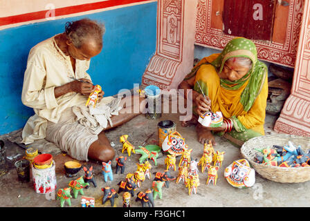 Peinture ; Raghurajpur artiste appelé ; village célèbre pour faire Patta Chitras Jagannathpuri Bhubaneswar Orissa ; ; Banque D'Images