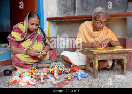 Les gens qui peignent des jouets Raghurajpur appelé village d'artistes traditionnels de la fabrication de peintres Patta Chitras Bhubaneswar Orissa Odisha Inde Asie MR#736A Banque D'Images