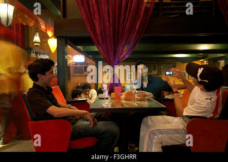 Les jeunes ayant un bon moment à moka ; un café populaire et boissons restaurant à Bombay Mumbai Maharashtra ; Inde ; Banque D'Images