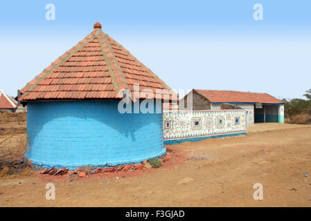 Kutchi murales avec des morceaux de miroir sur le mur ; ; ; Inde Gujarat Kutch Banque D'Images