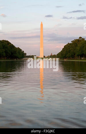 A 555 pieds de haut le Washington monument se dresse au-dessus du Mall à Washington DC aux États-Unis ; États-Unis d'Amérique Banque D'Images
