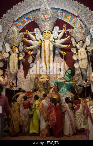 Idole de la Déesse Durga ; Durga Pooja dassera Vijayadasami Calcutta Kolkata ; Festival ; l'ouest du Bengale en Inde ; Banque D'Images