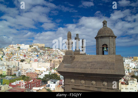 Las Palmas de Gran Canaria, vue en direction de crag Risco de San Nicolas, l'un des plus vieux quartiers de la ville, à partir d'un clocher de l'al. Banque D'Images